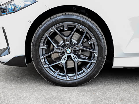 2026�� 330Li ������ M�˶���ҹ��װ