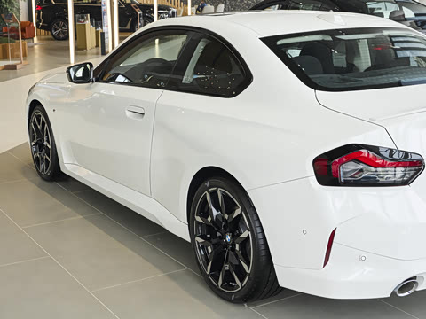 2026�� 225i M�˶���ҹ��װ