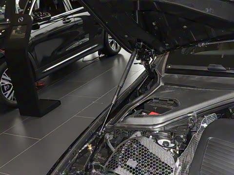 2025�� �Ŀ� E 300 L ������