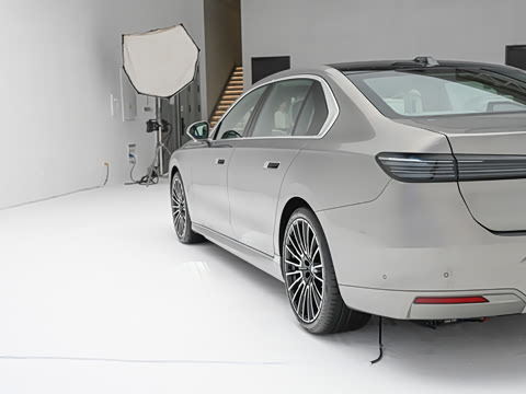 2027�� 740L �����