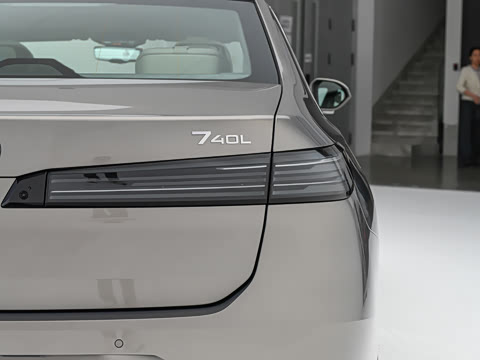 2027�� 740L �����