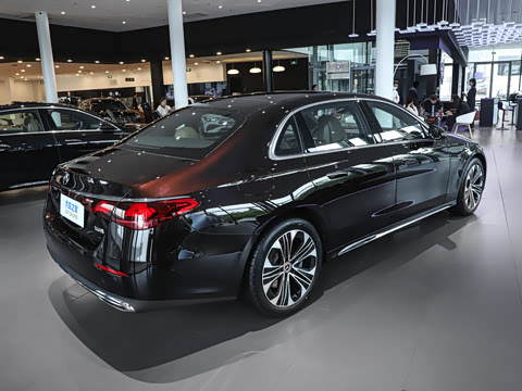 2026�� �Ŀ� E 300 L ������