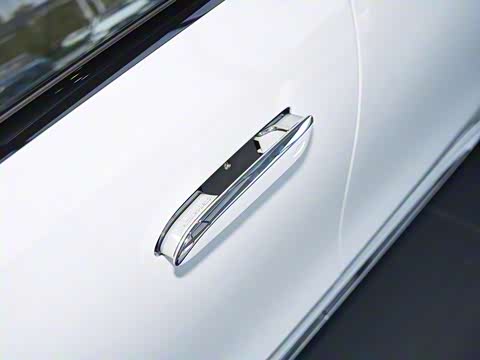 2025�� �Ŀ� E 300 �������˶���