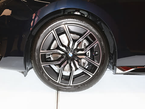 2026�� 735Li M�˶���װ