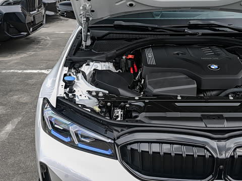 2026�� 330Li ������ M�˶���ҹ��װ