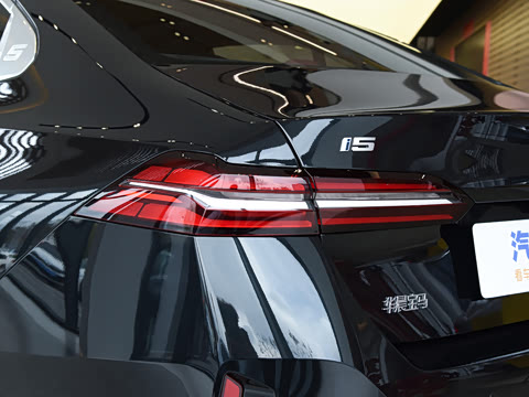 2026�� �Ŀ� eDrive 40L M�˶���װ