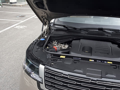 2026�� 3.0 L6 400PS SE�����