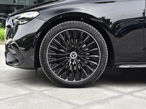 2026�� �Ŀ� E 300 �����˶���