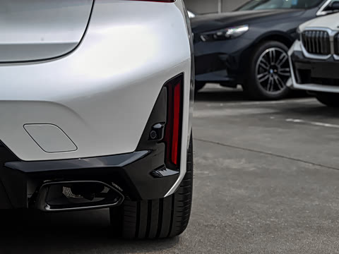 2026�� 330Li ������ M�˶���ҹ��װ