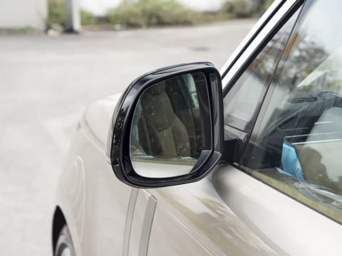 2026�� 3.0 L6 400PS SE�����