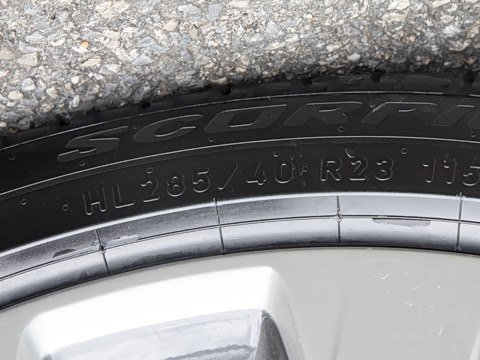 2026�� 3.0 L6 400PS SE�����