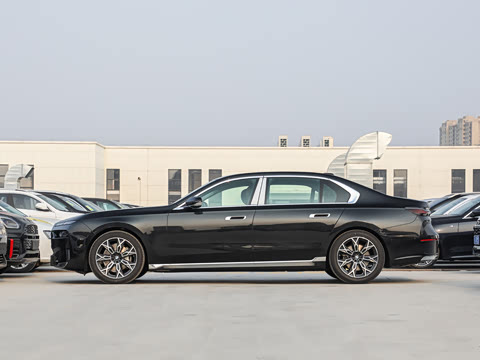 2026�� �Ŀ� 735Li ������װ