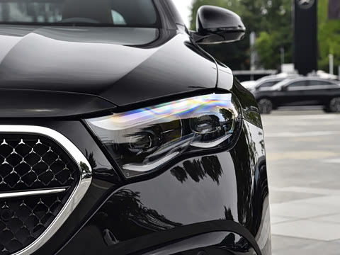 2026�� �Ŀ� E 300 �����˶���
