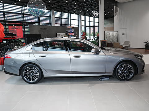 2026�� 530Li ������ M�˶���װ