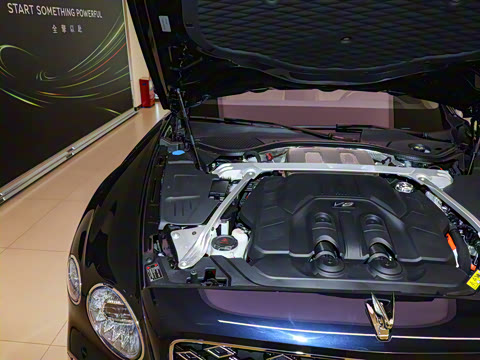 2026�� 4.0T V8 Mulliner