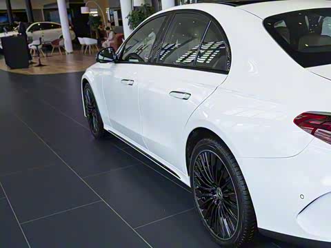 2025�� �Ŀ� E 300 �������˶���