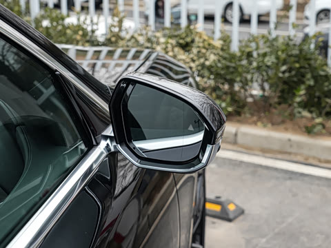 2026�� �Ŀ� 740Li ������ M�˶���װ