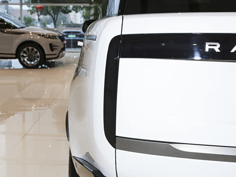 2026�� 3.0 L6 400PS SE�����