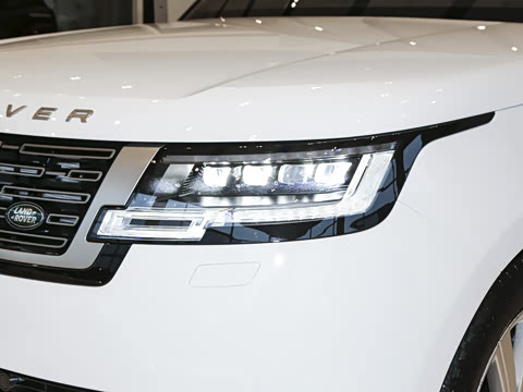 2026�� 3.0 L6 400PS SE�����