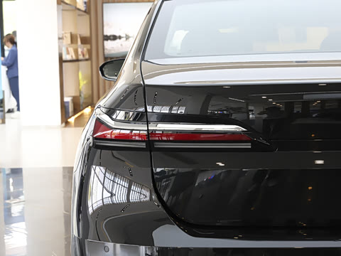 2026�� �Ŀ� 735Li M�˶���װ