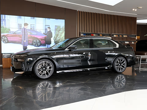 2026�� �Ŀ� 735Li M�˶���װ