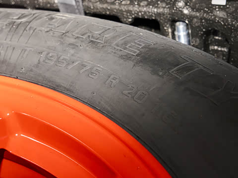 2026�� 3.0 L6 400PS SE�����