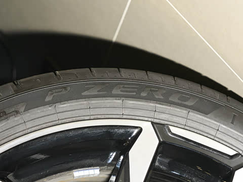 2026�� 225i M�˶���ҹ��װ