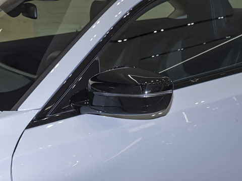 2026�� 225i M�˶���ҹ��װ