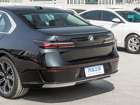 2026�� �Ŀ� 735Li ������װ
