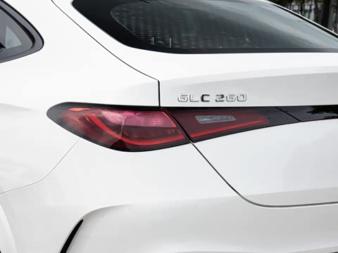 2026�� �Ŀ� GLC 260 4MATIC ����SUV