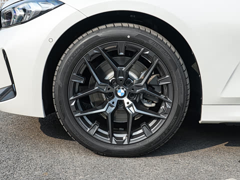 2026�� 330i M�˶���ҹ��װ