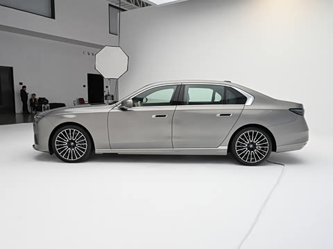 2027�� 740L �����