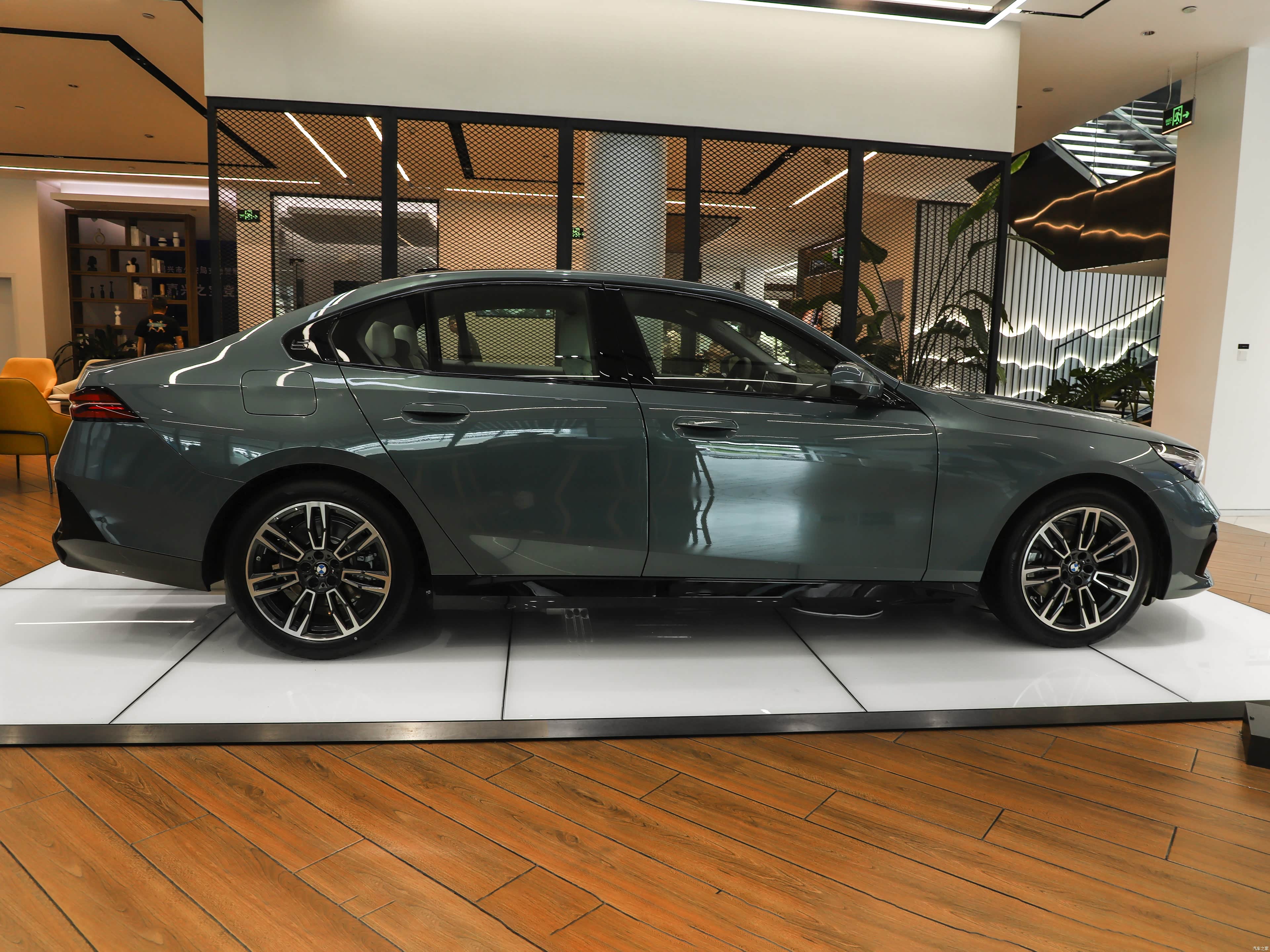 BMW 5 Series, миниатюра 8