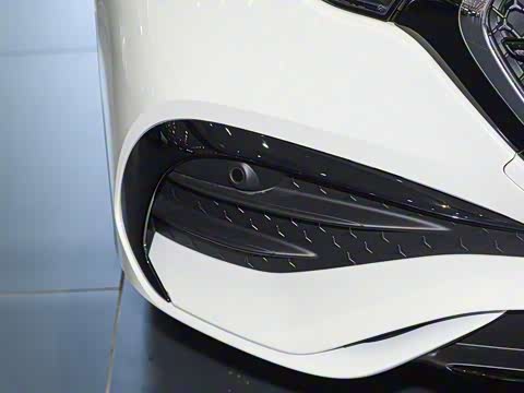 2025�� �Ŀ� E 300 �������˶���