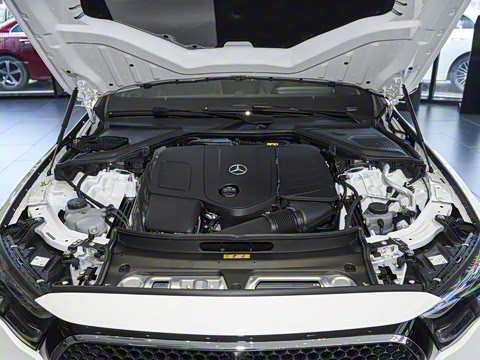 2025�� �Ŀ� E 300 �������˶���