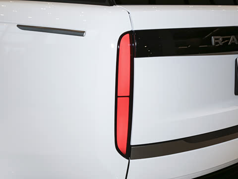 2026�� 3.0 L6 400PS SE�����