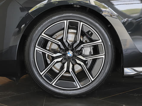 2026�� �Ŀ� 735Li M�˶���װ