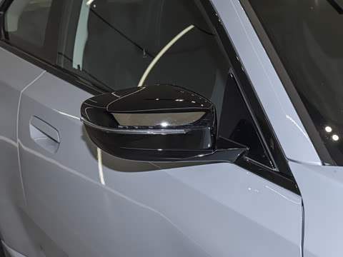 2026�� 225i M�˶���ҹ��װ