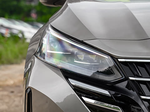 2025�� 2.0L XL-TLS ������