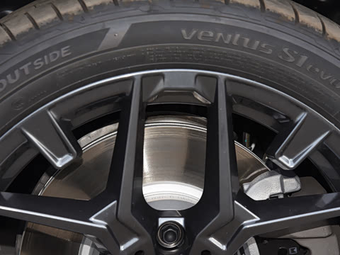 2026�� 330Li ������ M�˶���ҹ��װ