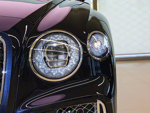 2026�� 4.0T V8 Mulliner