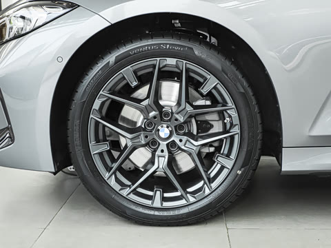 2026�� 330Li M�˶���ҹ��װ