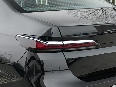 2026�� �Ŀ� 740Li ������ M�˶���װ