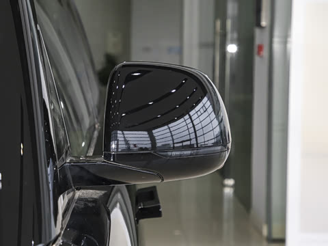 2026�� 3.0 L6 400PS SE�����