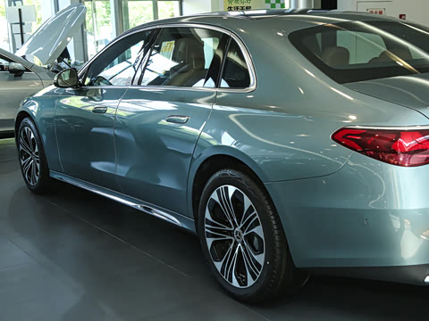 2026�� �Ŀ� E 300 L ������