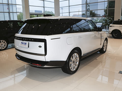 2026�� 3.0 L6 400PS SE�����