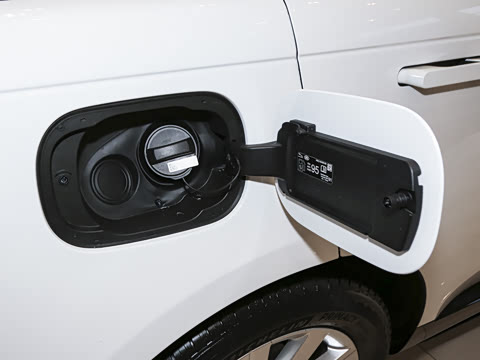 2026�� 3.0 L6 400PS SE�����