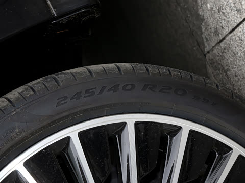 2026�� �Ŀ� E 300 L �����˶���