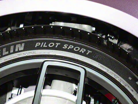 2025�� 703km Ultra�˶���