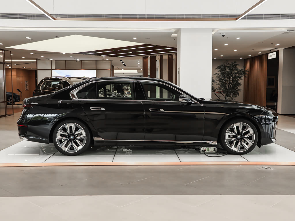 BMW 7 серии VII (G70) Рестайлинг, Седан: фото поколения